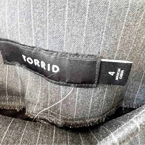 Torrid Gray Pinstripe Pixie Pants Women’s Size 4X Pullon Cropped Stretchy Pants - Picture 8 of 11